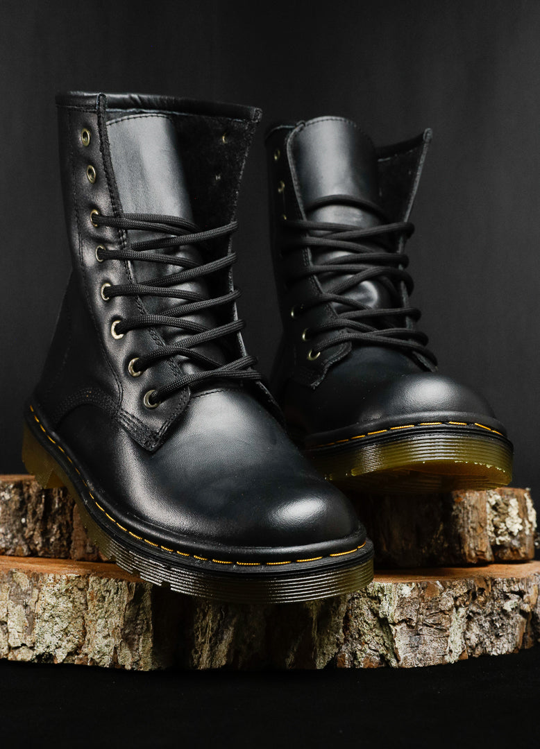 BOTA CLÁSICA NEGRO MATE 8 OJALES