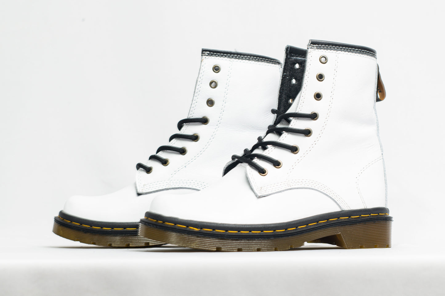 BOTA CLÁSICA EN CUERO BLANCO CON SUELA ANTIDESLIZANTE
