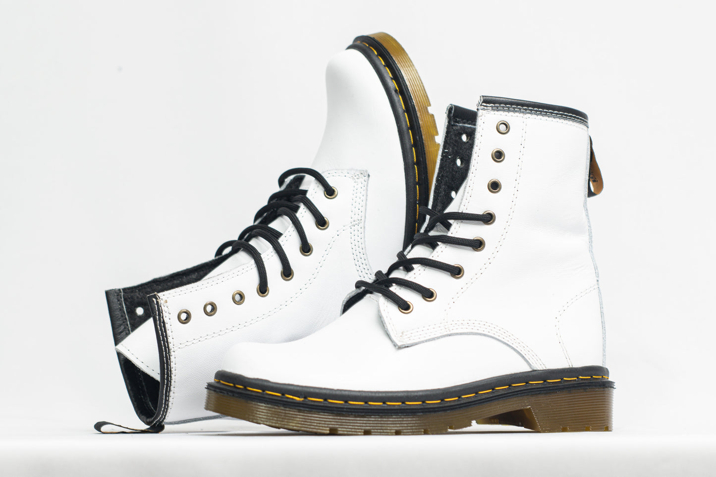BOTA CLÁSICA EN CUERO BLANCO CON SUELA ANTIDESLIZANTE