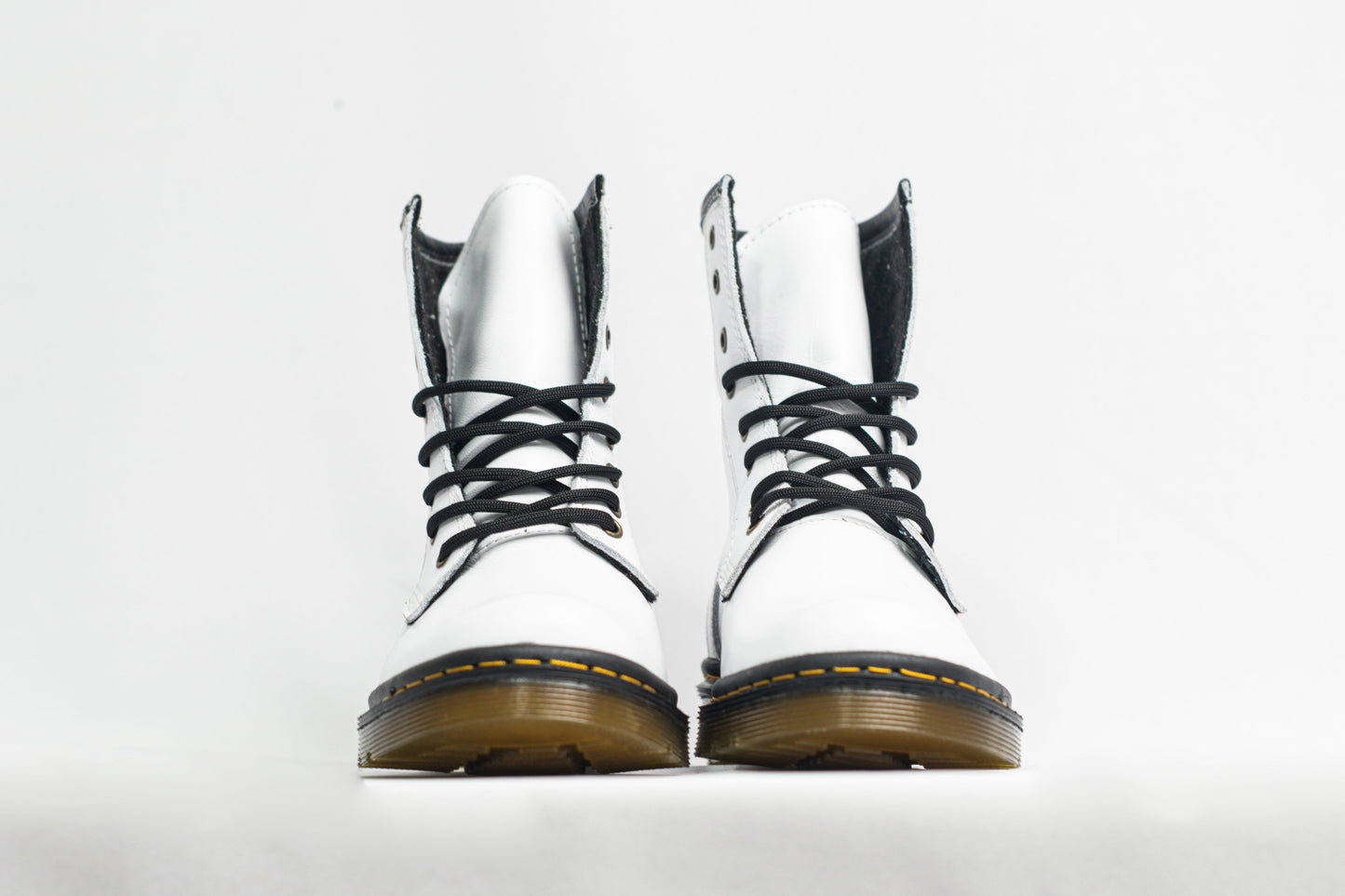 BOTA CLÁSICA EN CUERO BLANCO CON SUELA ANTIDESLIZANTE