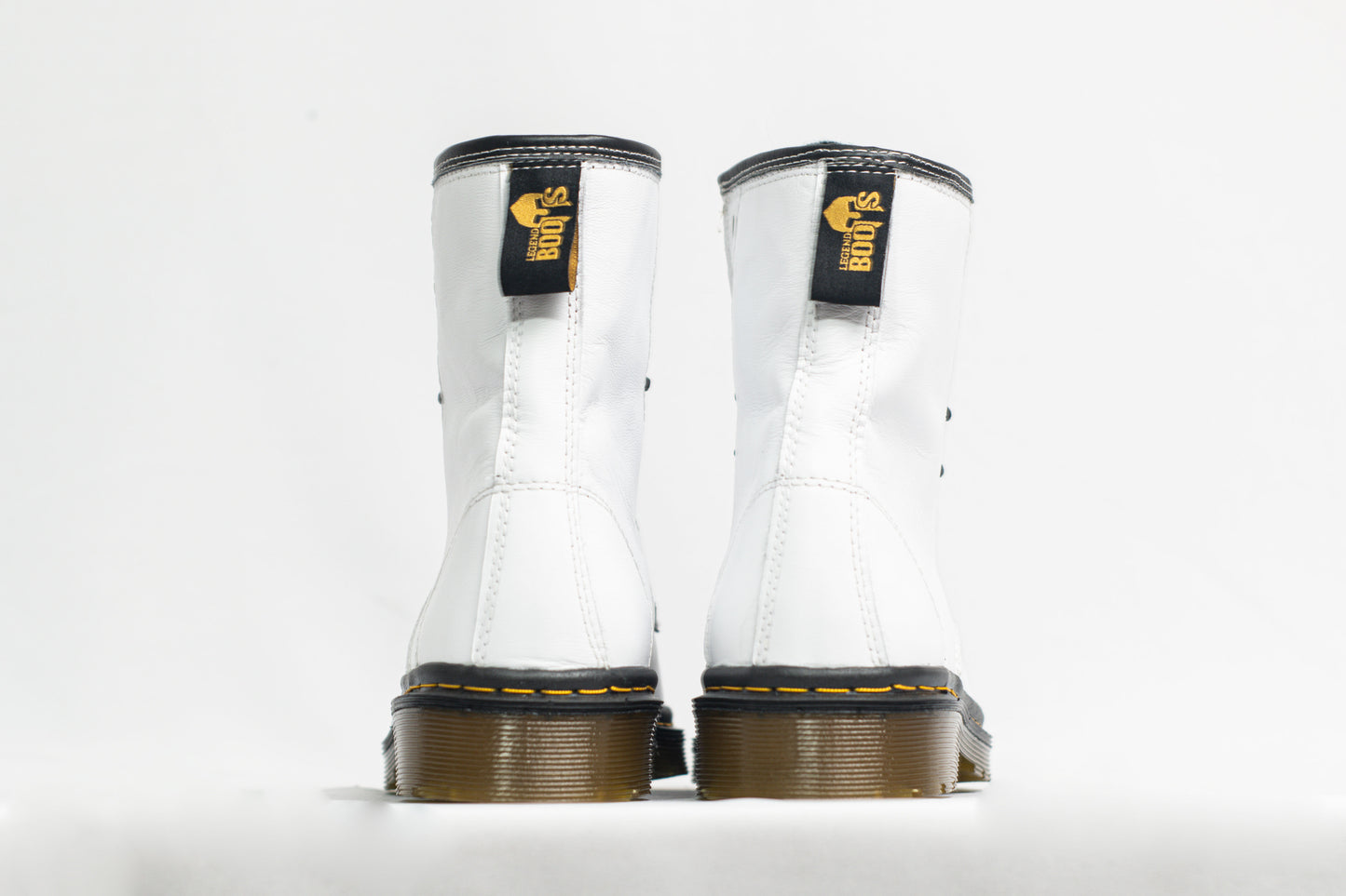 BOTA CLÁSICA EN CUERO BLANCO CON SUELA ANTIDESLIZANTE
