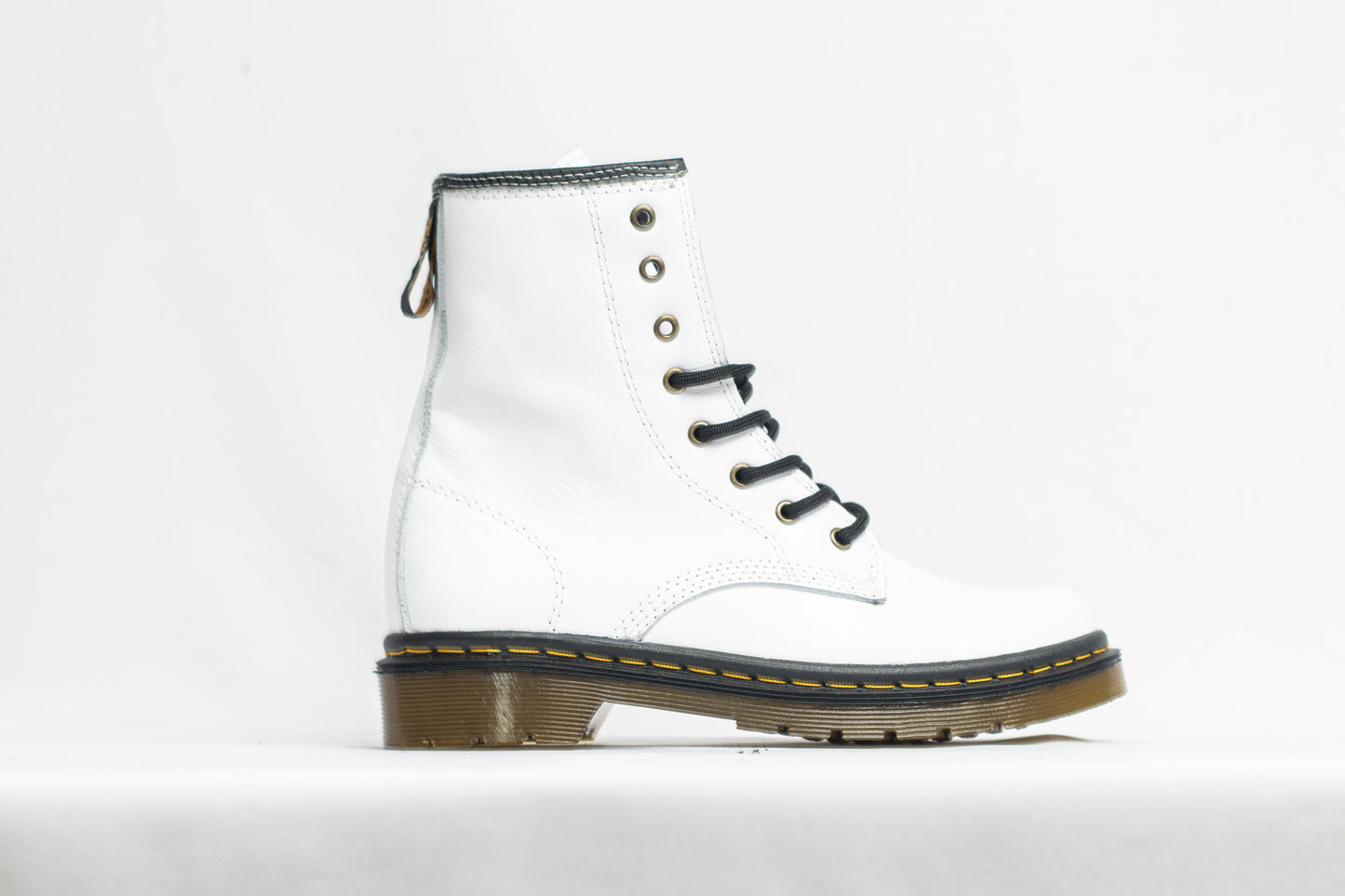 BOTA CLÁSICA EN CUERO BLANCO CON SUELA ANTIDESLIZANTE