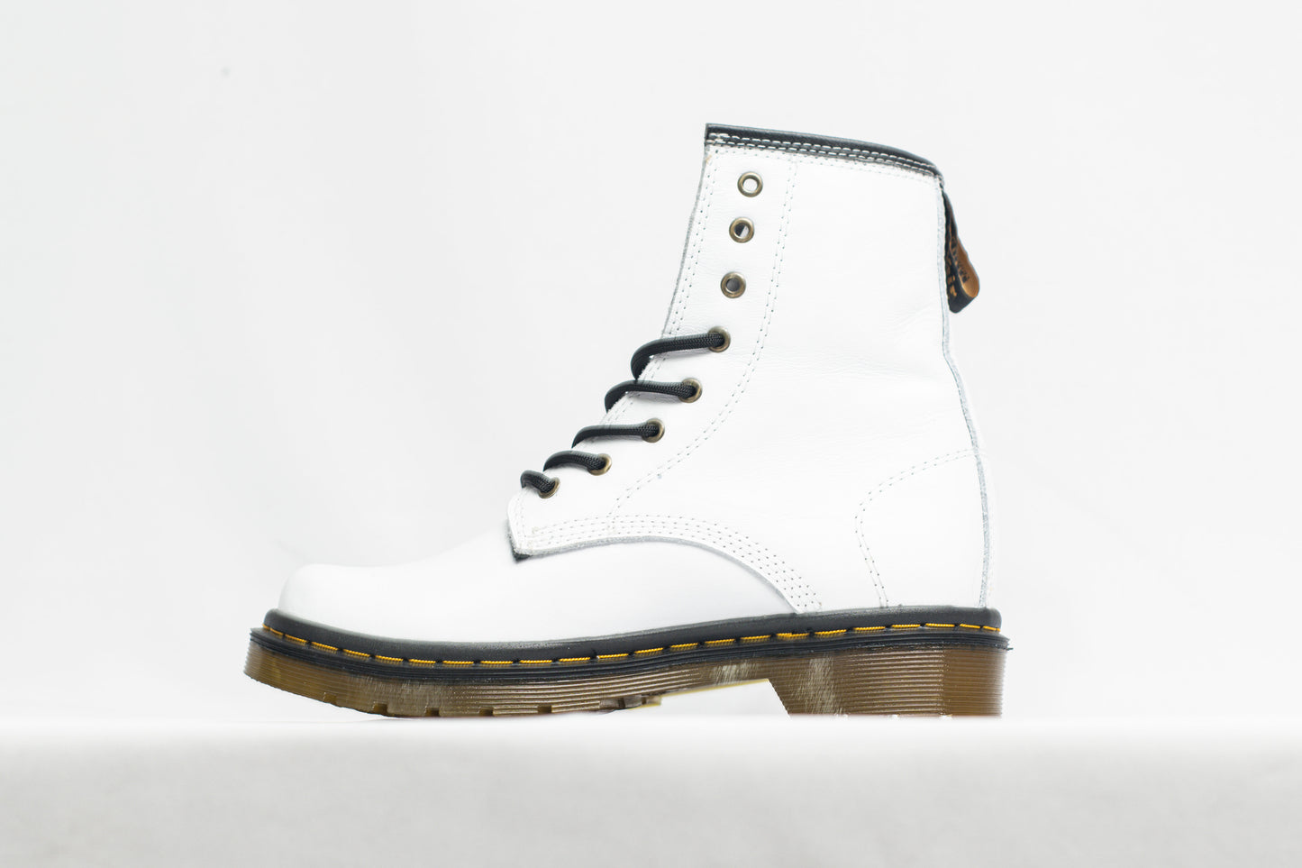 BOTA CLÁSICA EN CUERO BLANCO CON SUELA ANTIDESLIZANTE