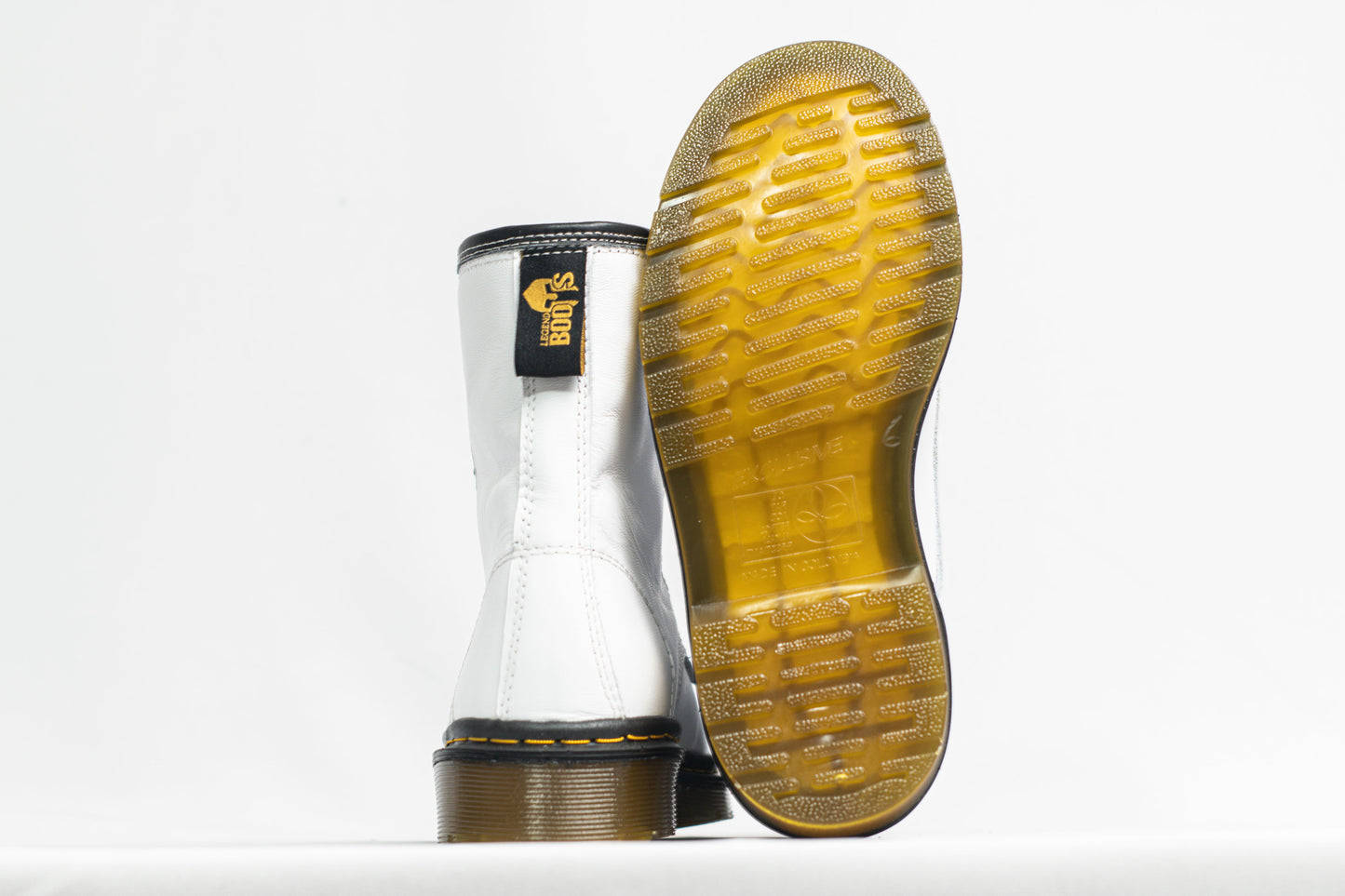 BOTA CLÁSICA EN CUERO BLANCO CON SUELA ANTIDESLIZANTE