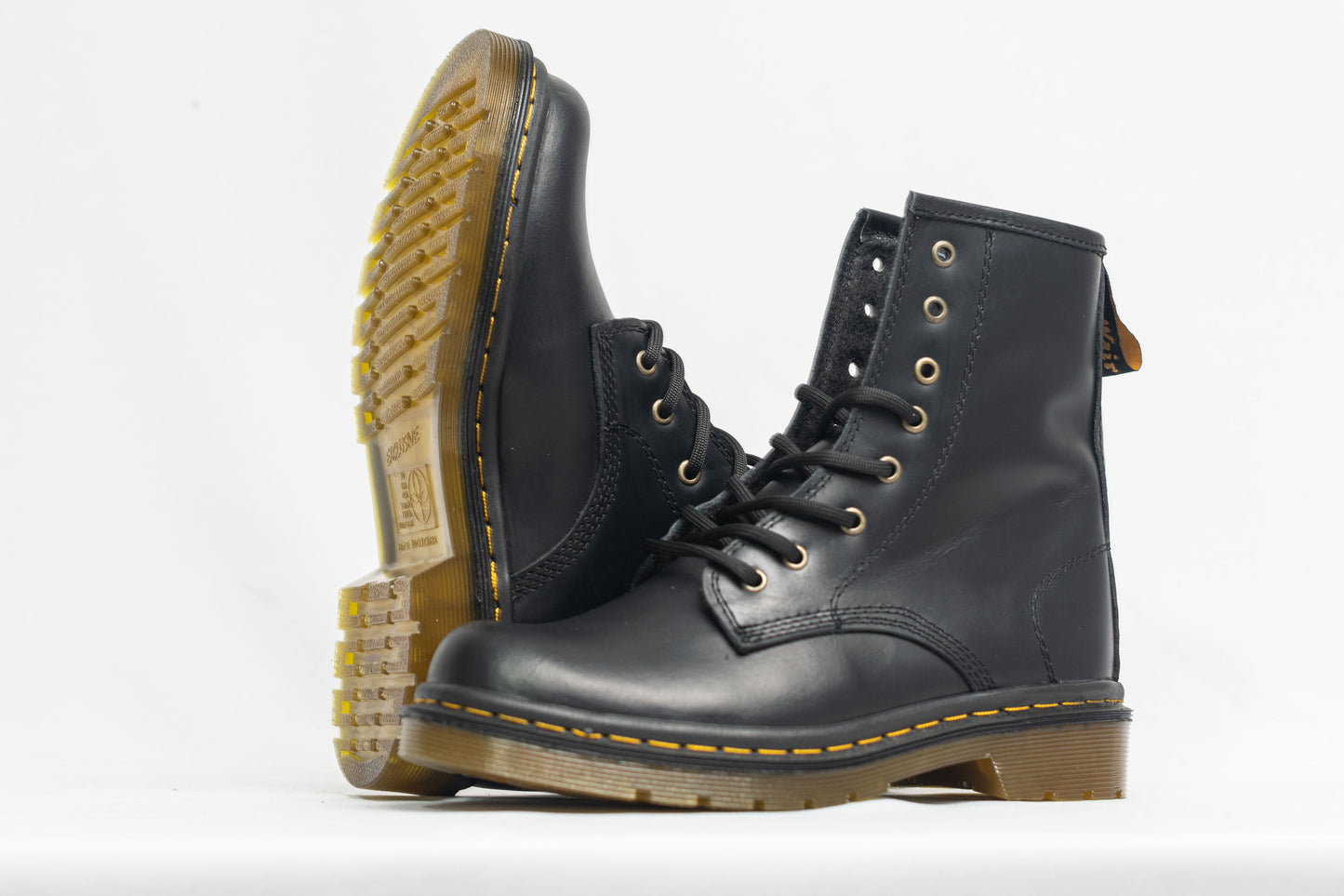 BOTA CLÁSICA NEGRO MATE 8 OJALES.