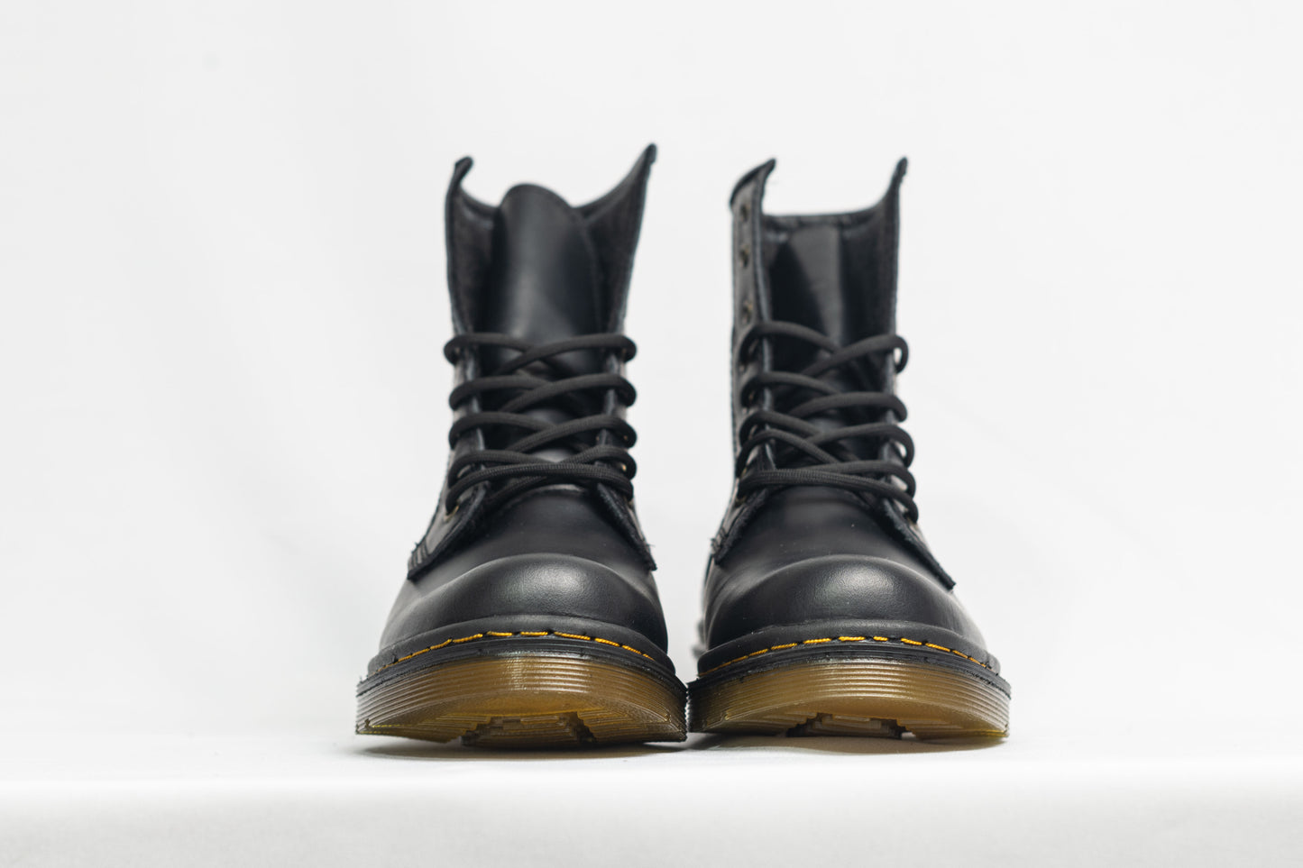 BOTA CLÁSICA NEGRO MATE 8 OJALES.