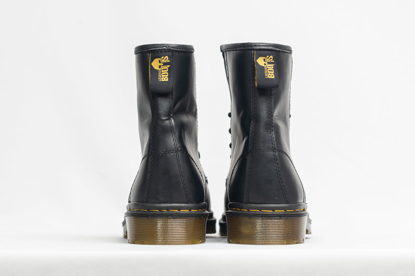 BOTA CLÁSICA NEGRO MATE 8 OJALES.