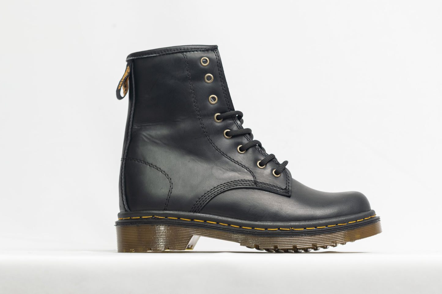 BOTA CLÁSICA NEGRO MATE 8 OJALES.