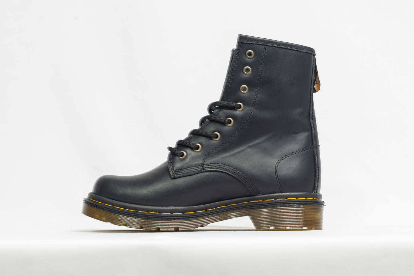 BOTA CLÁSICA NEGRO MATE 8 OJALES.