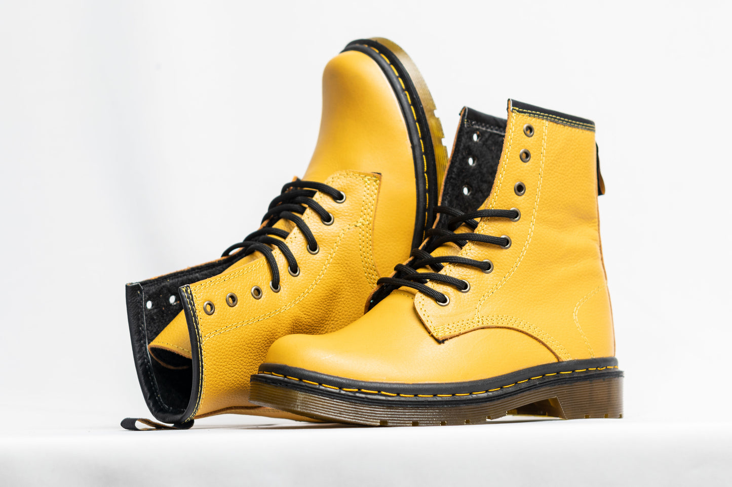 BOTA EN CUERO CLASICA AMARILLO MARTENS