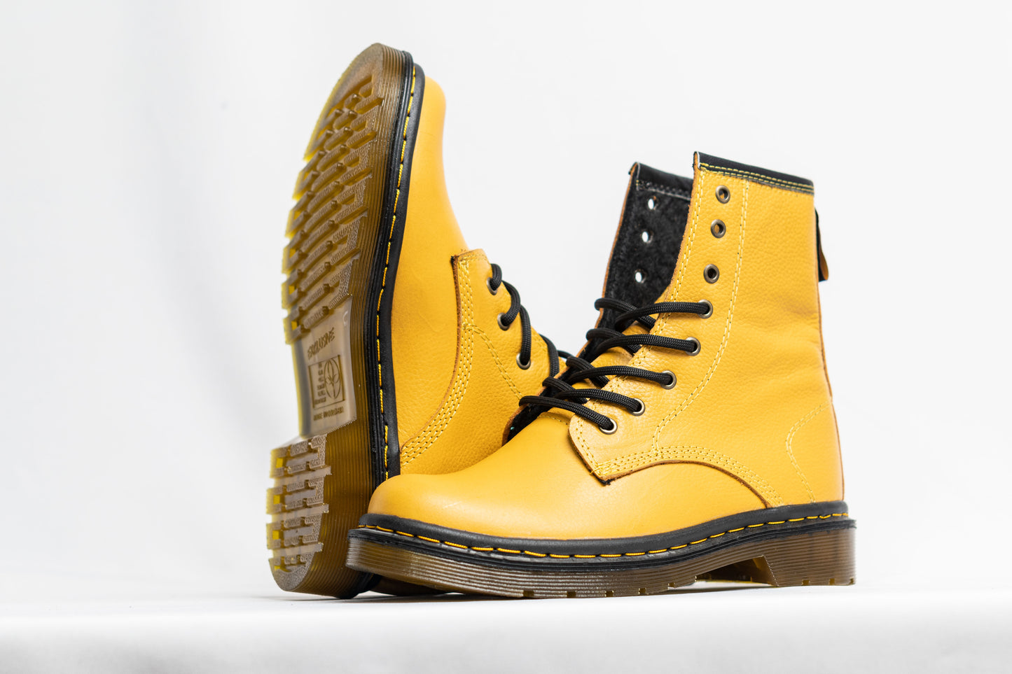 BOTA EN CUERO CLASICA AMARILLO MARTENS