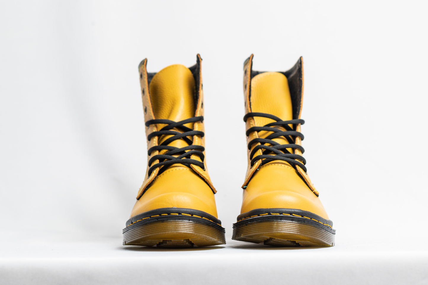 BOTA EN CUERO CLASICA AMARILLO MARTENS