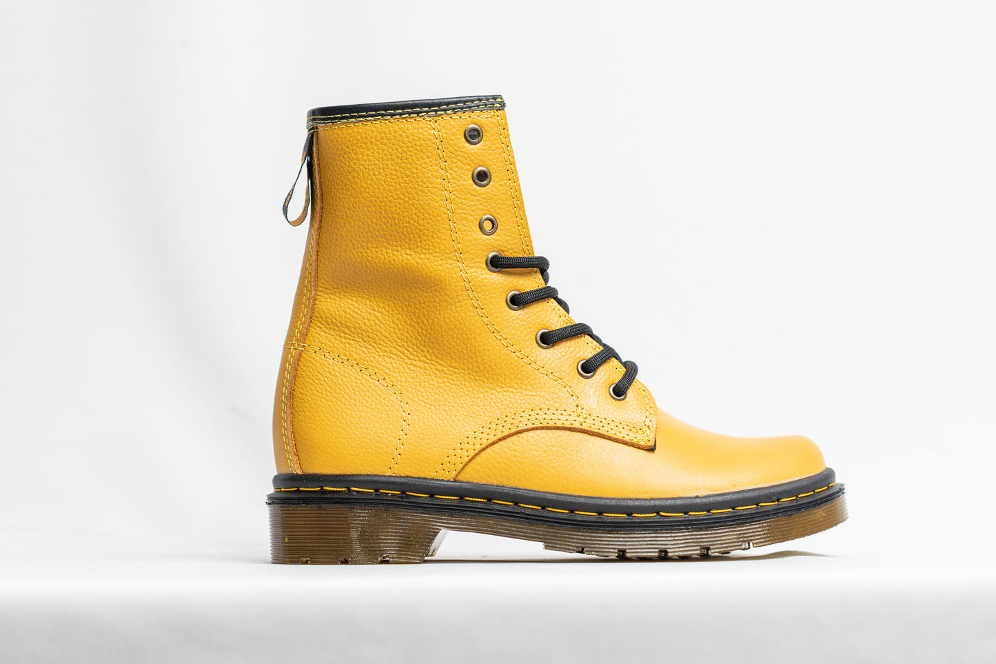BOTA EN CUERO CLASICA AMARILLO MARTENS