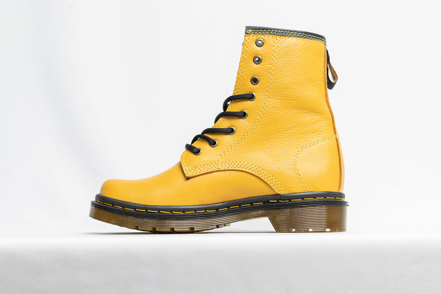 BOTA EN CUERO CLASICA AMARILLO MARTENS