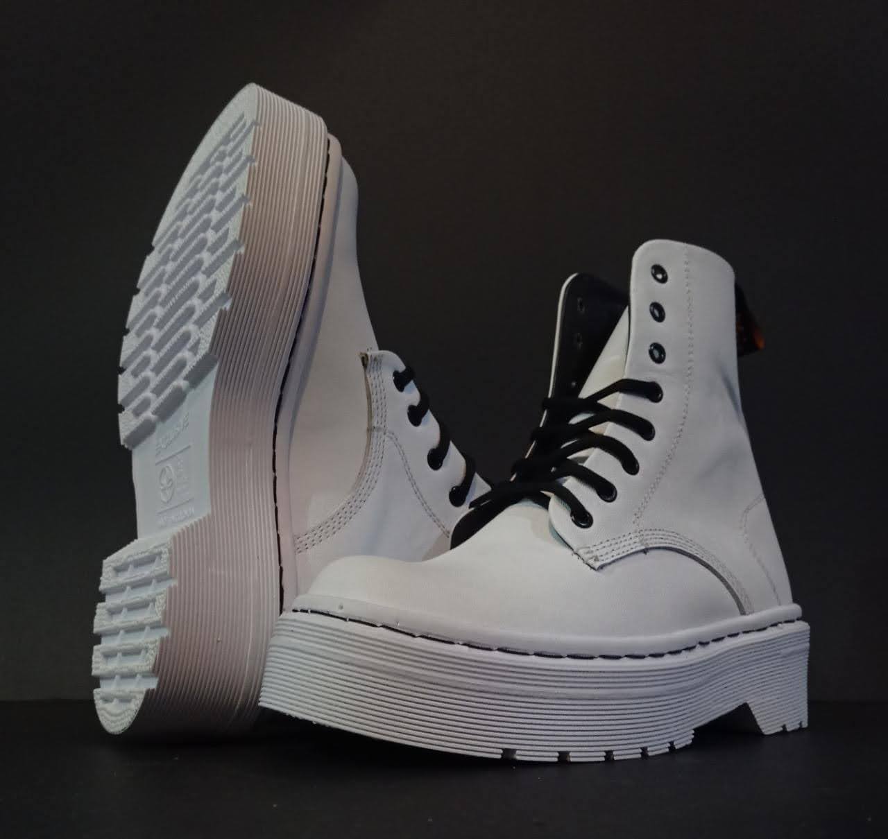 BOTA CLÁSICA PERSONALIZADA EN CUERO BLANCA- PARA TU ESTILO