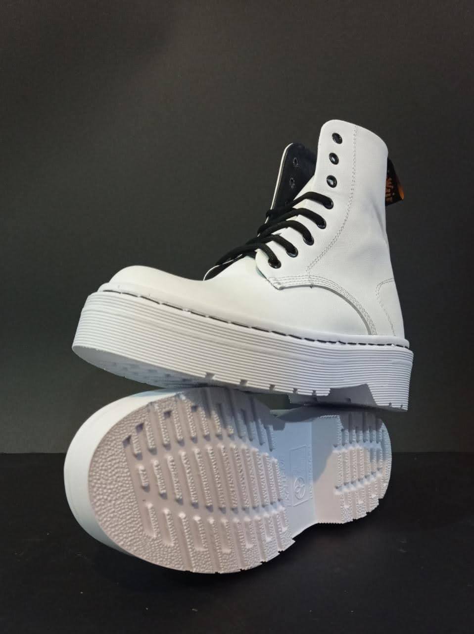 BOTA CLÁSICA PERSONALIZADA EN CUERO BLANCA- PARA TU ESTILO