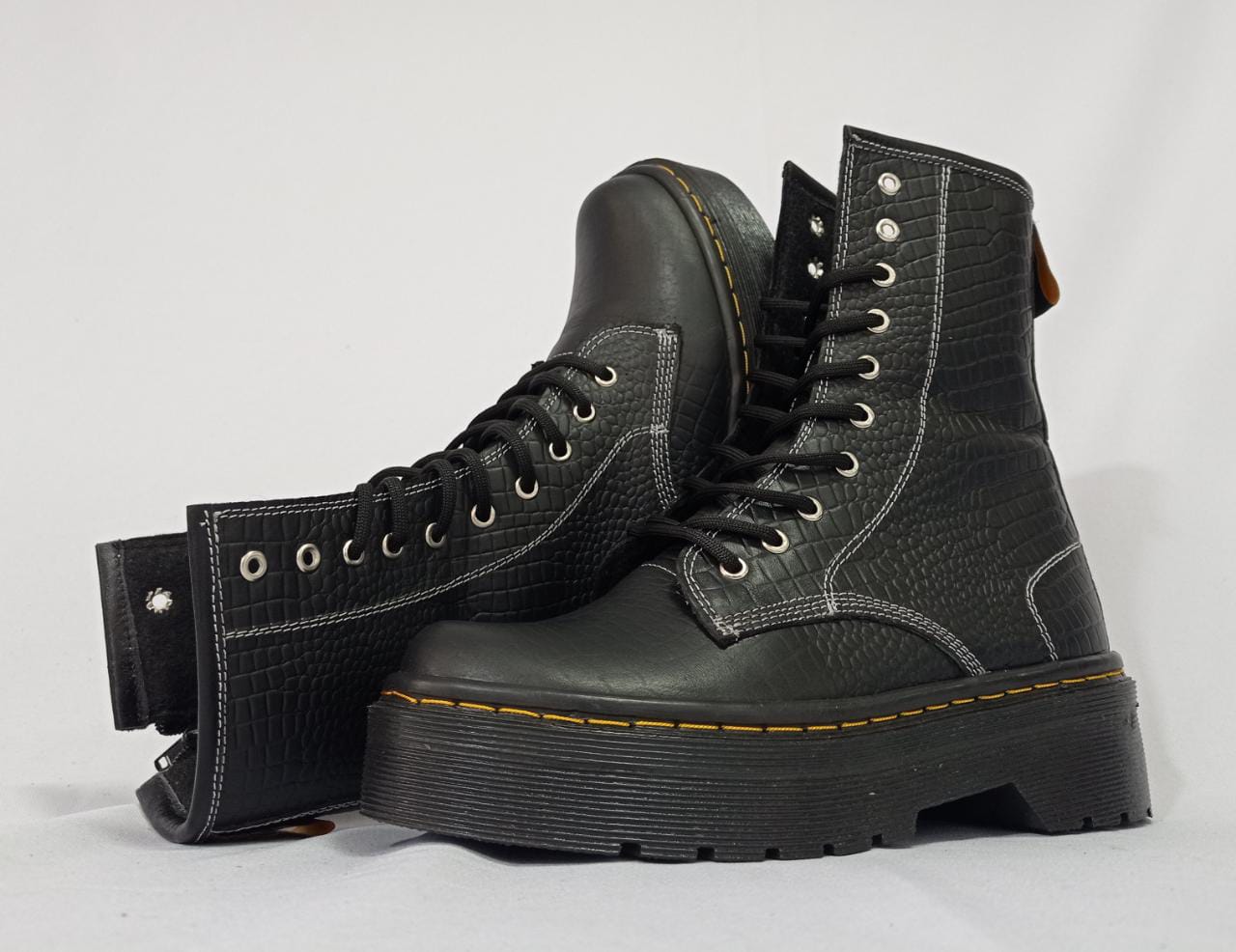 BOTA EN CUERO-NEGRO COBRA CON PLATAFORMA DE 10 OJALES