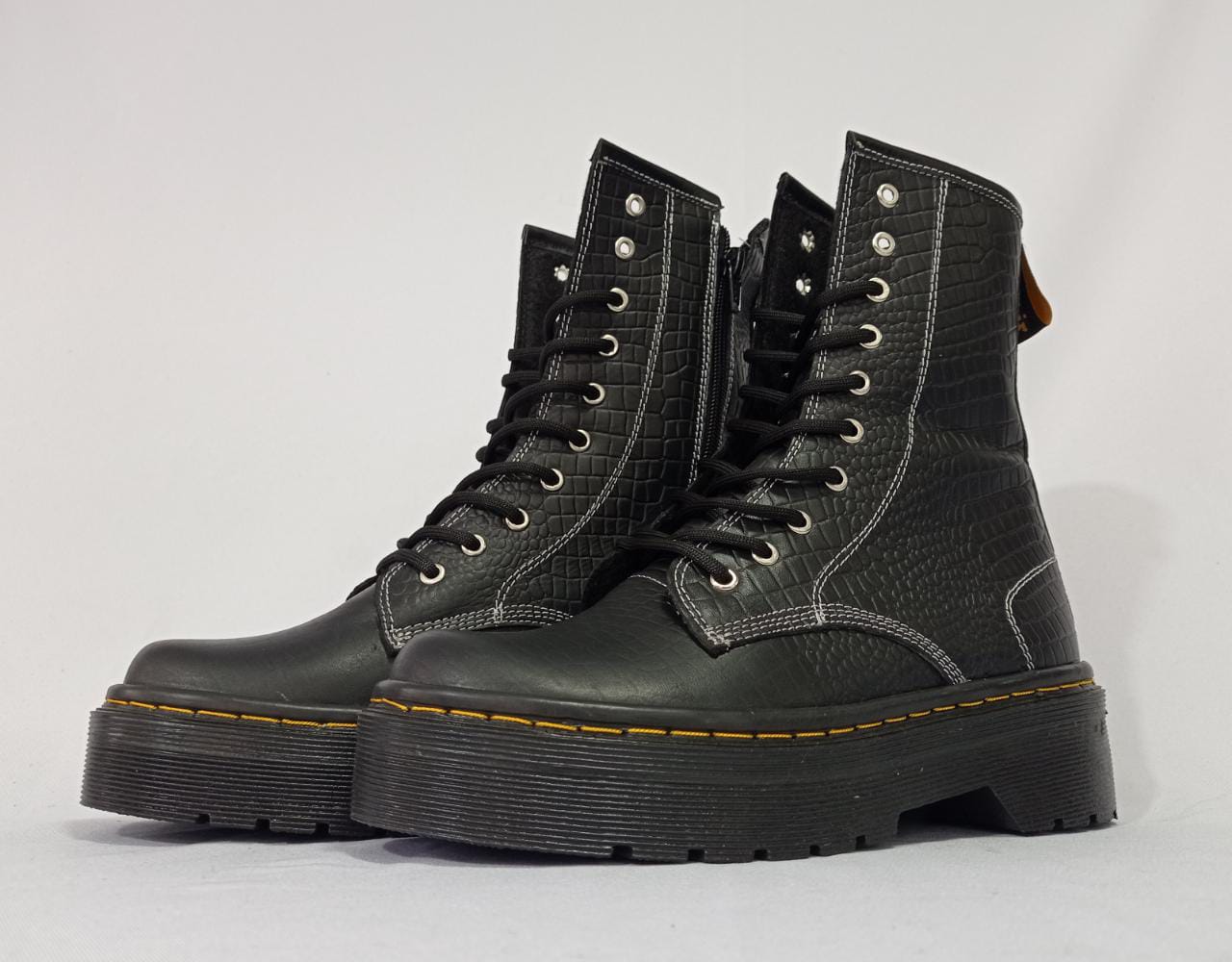 BOTA EN CUERO-NEGRO COBRA CON PLATAFORMA DE 10 OJALES