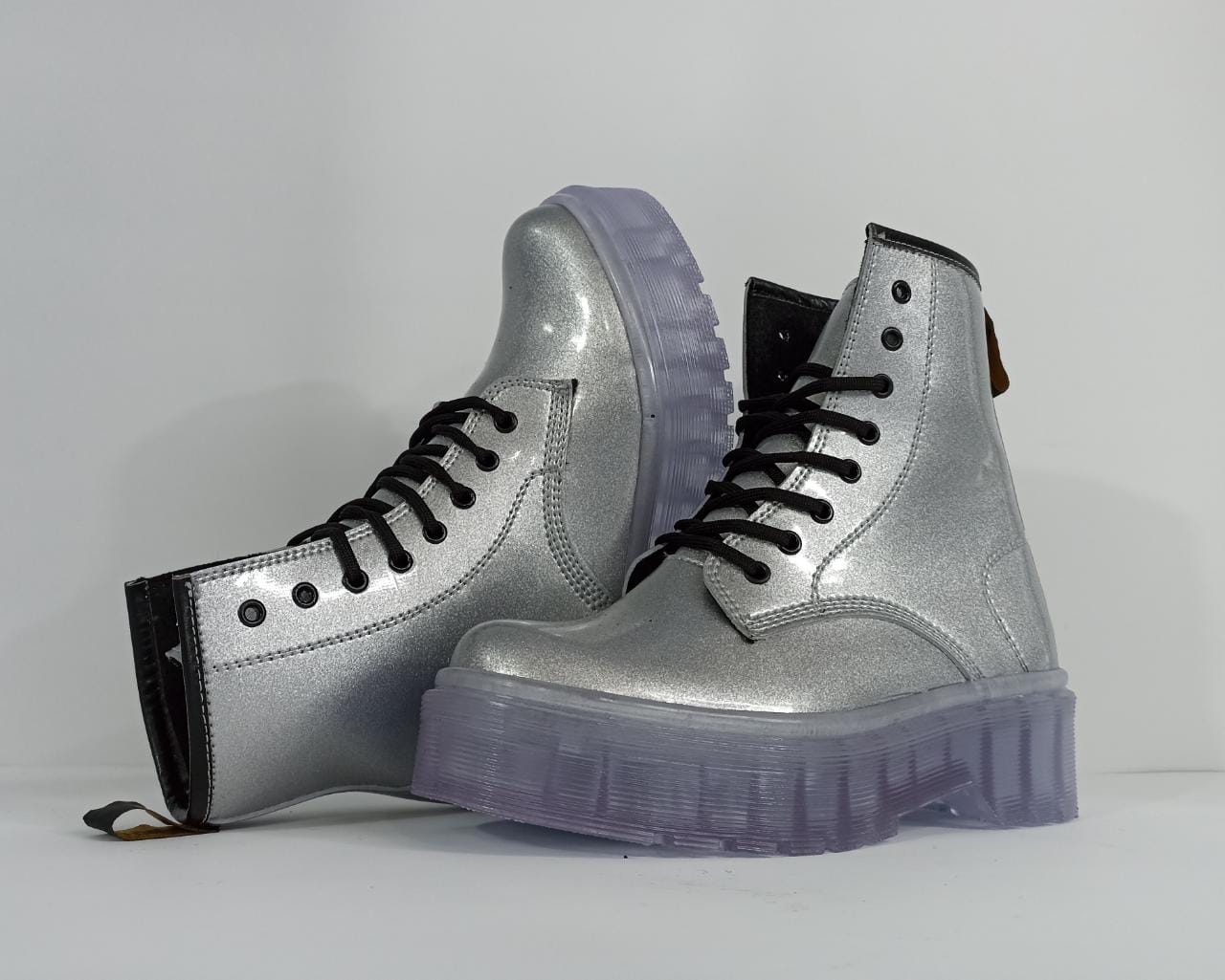 BOTA CHAROL PLATEADO- ESTILO ÚNICO PARA TU GUSTO