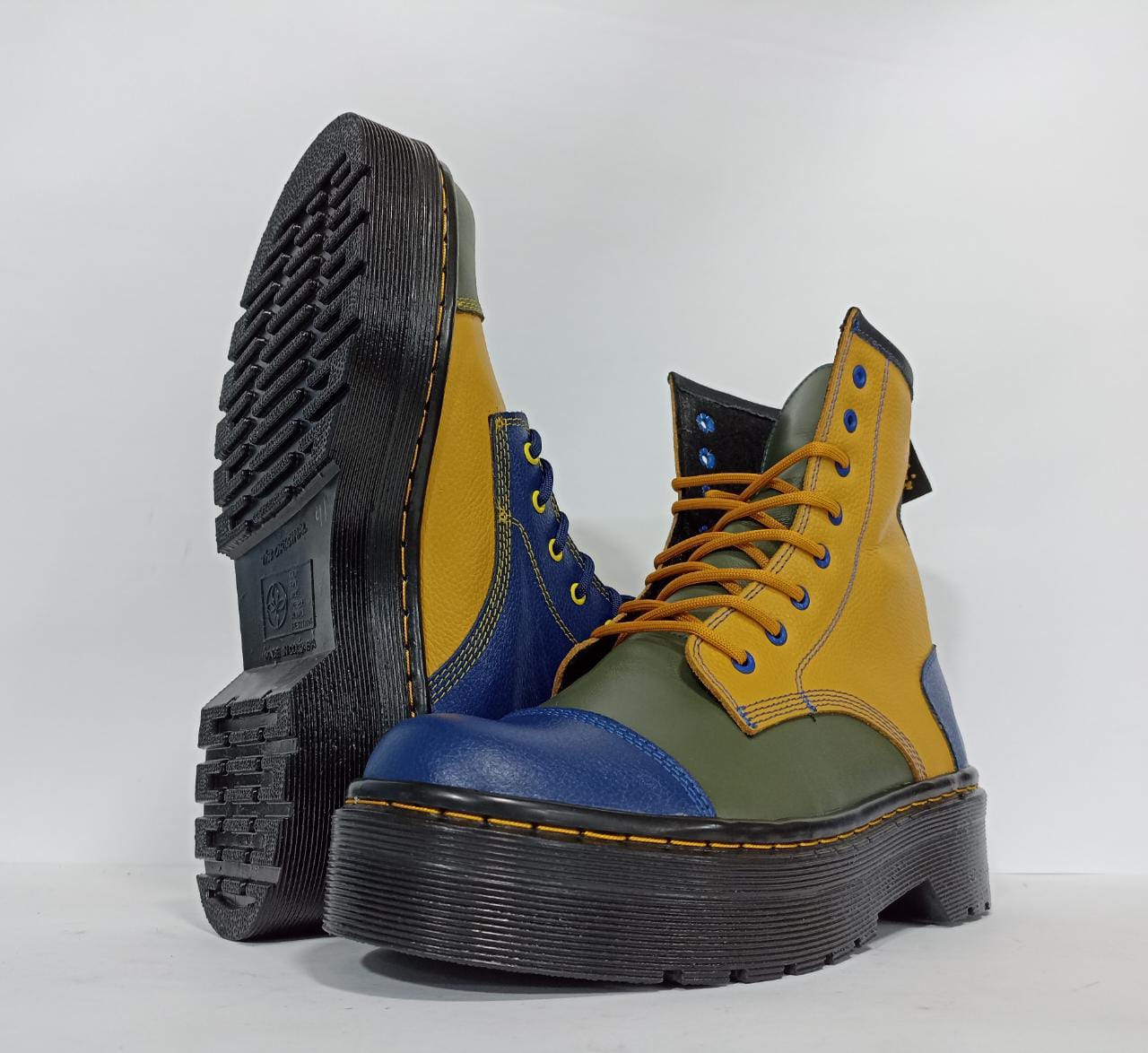 BOTA EN CUERO- DISEÑO COMBINADO A PETICIÓN