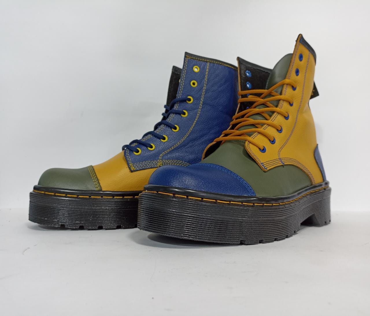 BOTA EN CUERO- DISEÑO COMBINADO A PETICIÓN