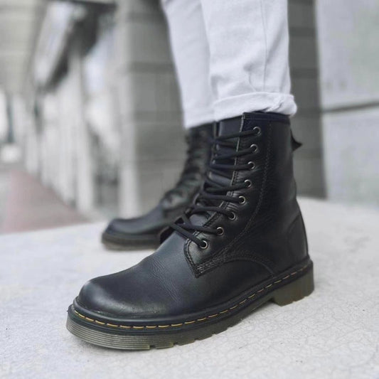 BOTA CLÁSICA NEGRO MATE 8 OJALES.