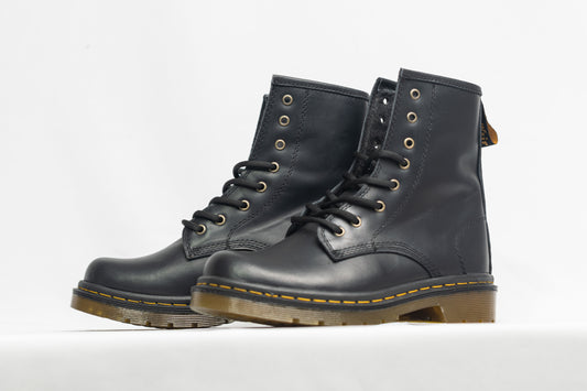 BOTA CLÁSICA NEGRO MATE 8 OJALES.