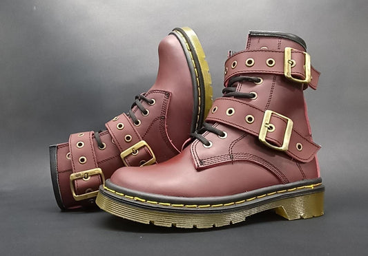 BOTA CON 2 CORREAS VINOTINTO MATE- ESTILO PUNK- ROCKER-